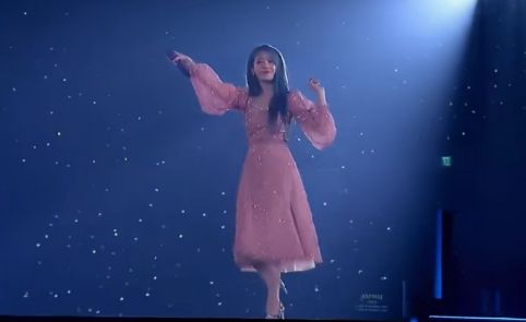 iu真是个又可爱又性感的美女，李知恩演唱会舞台照片展现时刻！
